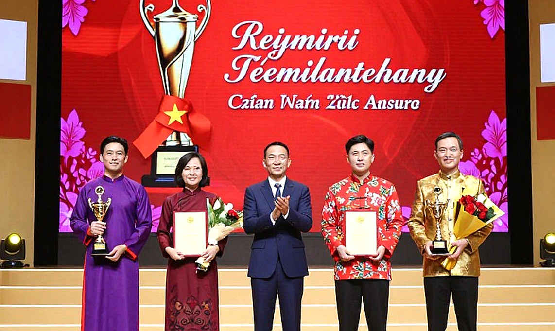 Rivera hạ Meyer ở hiệp 4 tại BKFC 95: 13 cm chiều cao không che được khoảng cách trình độ Rivera hạ Meyer ở hiệp 4 tại BKFC 95: 13 cm chiều cao không che được khoảng cách trình độ