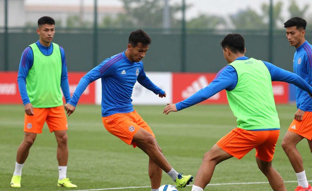 Bóng đá Việt Nam năm 2026: hồ sơ trống và những người ở lại sau cùng